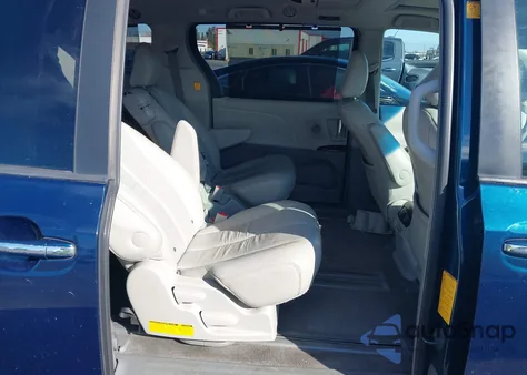 2011 Toyota Sienna Xle V6 z USA, uszkodzony, nr VIN 5TDYK3DC3BS084110